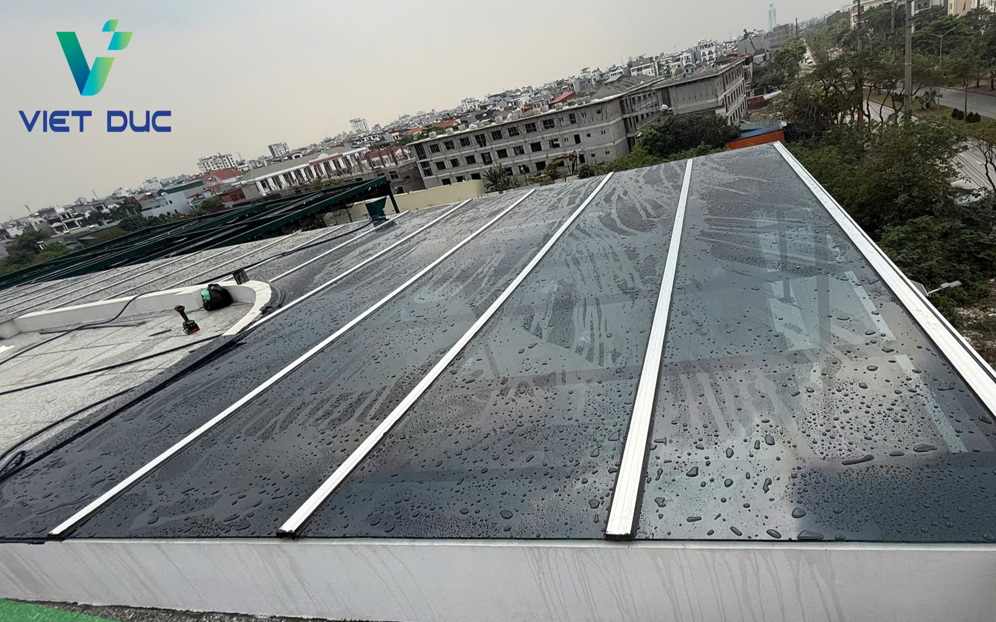 Mái nhựa Poly được làm sạch