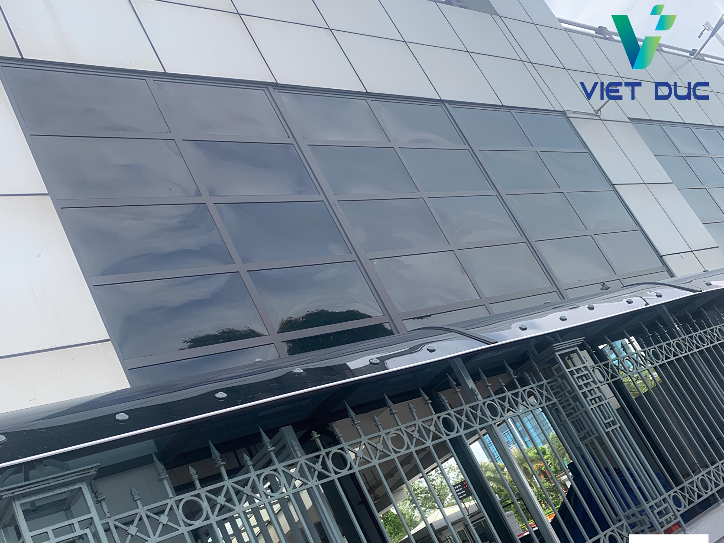 Mái nhựa Poly ghi xám