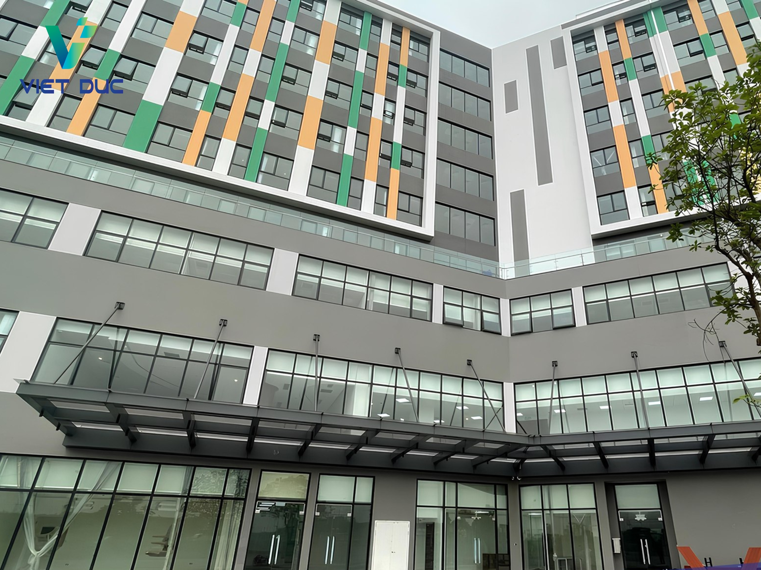 Mái nhựa poly trong không gian thương mại