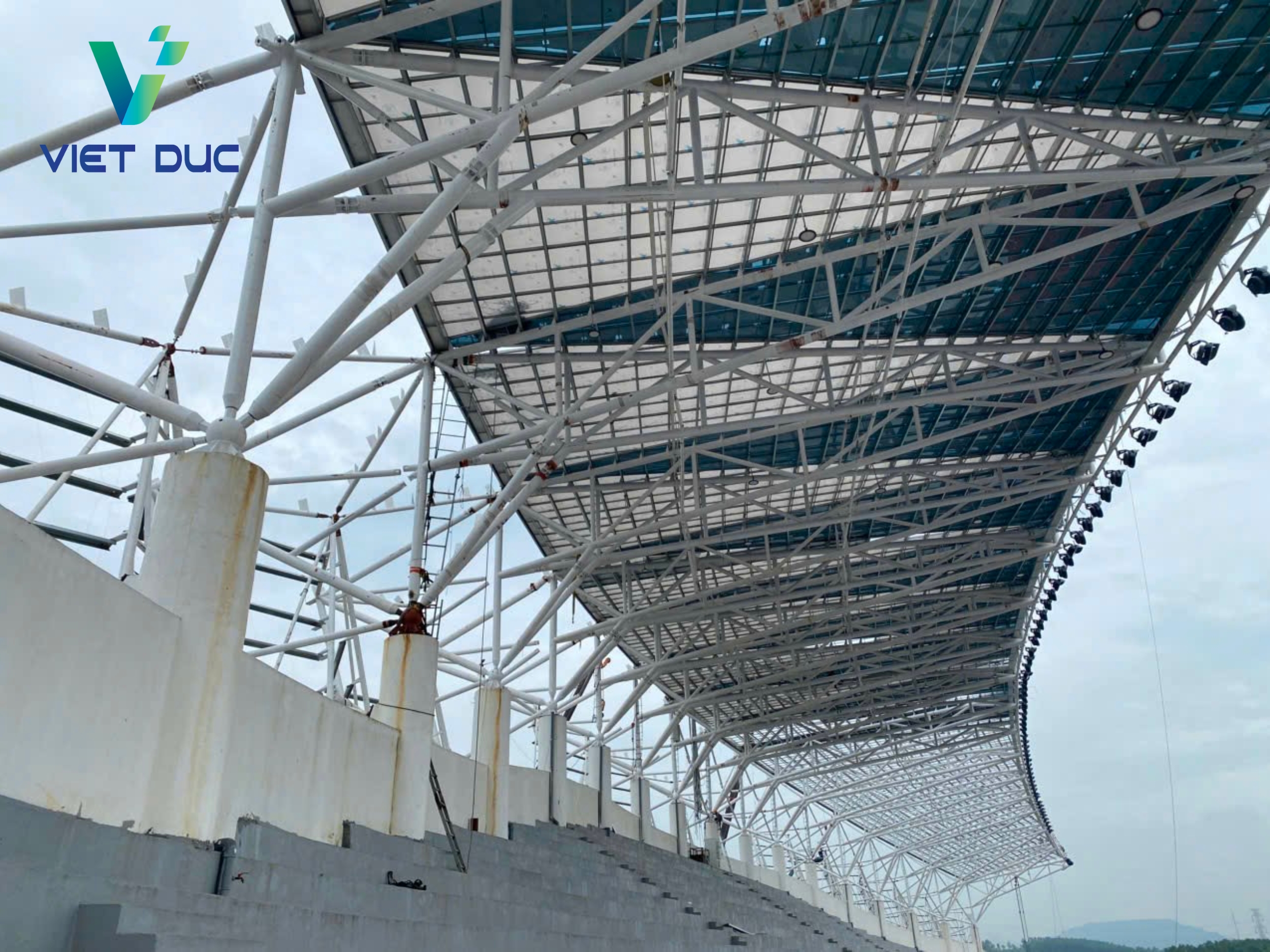 Công trình mái tôn xen kẽ tấm Poly