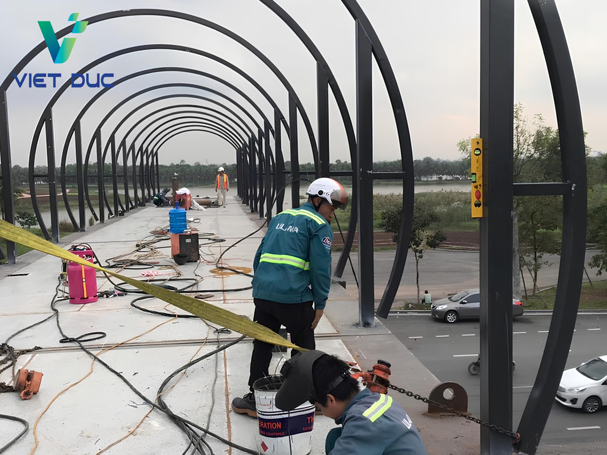 Lắp đặt mái nhựa Poly