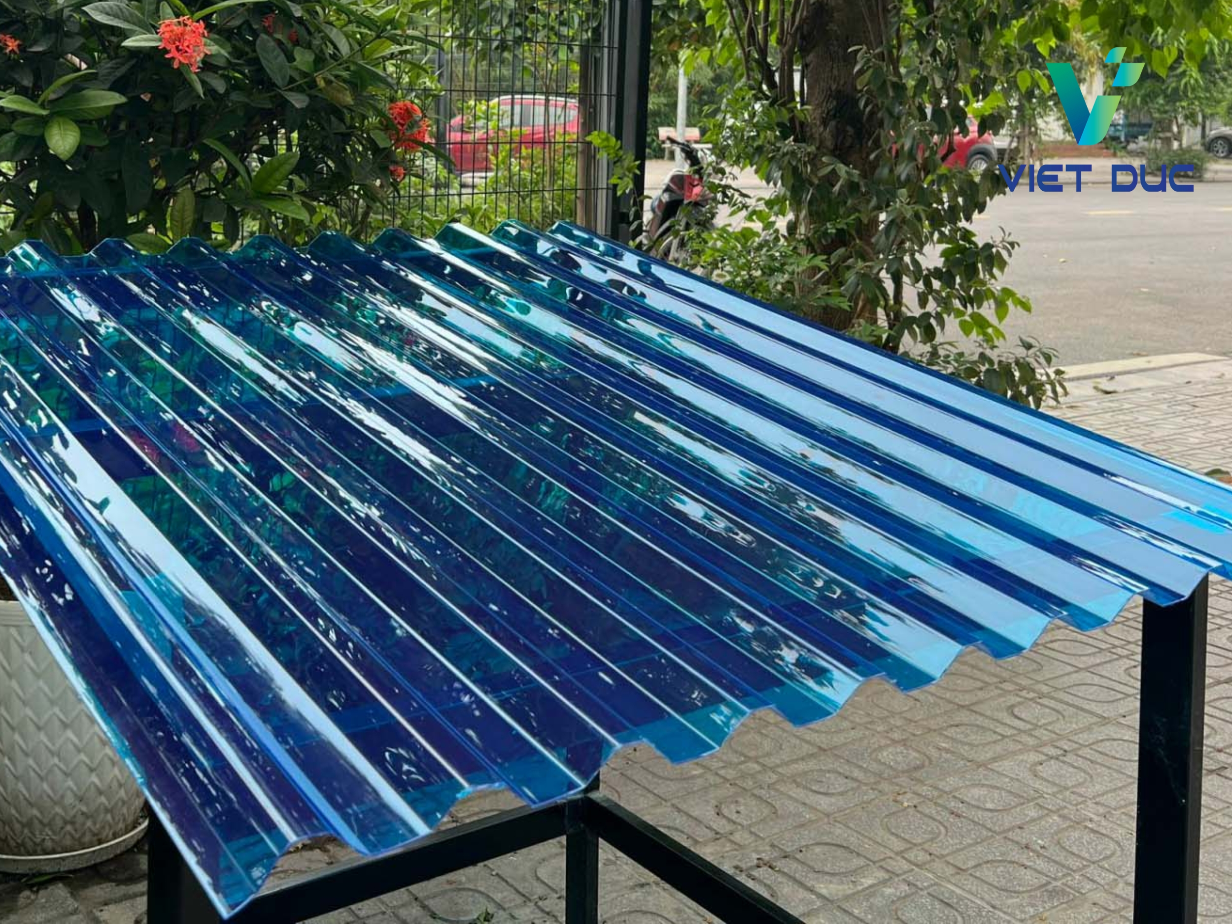 Tôn nhựa lấy sáng Polycarbonate màu xanh