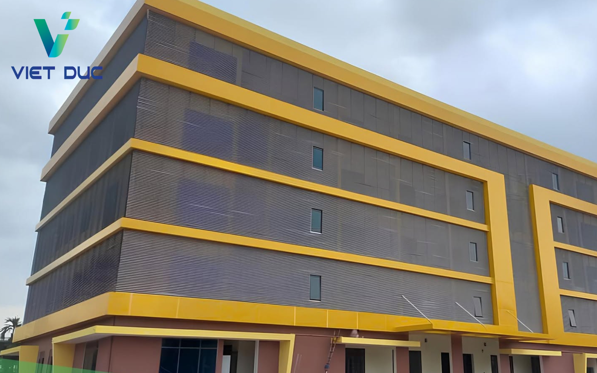 Công trình ốp lát tấm alu vàng