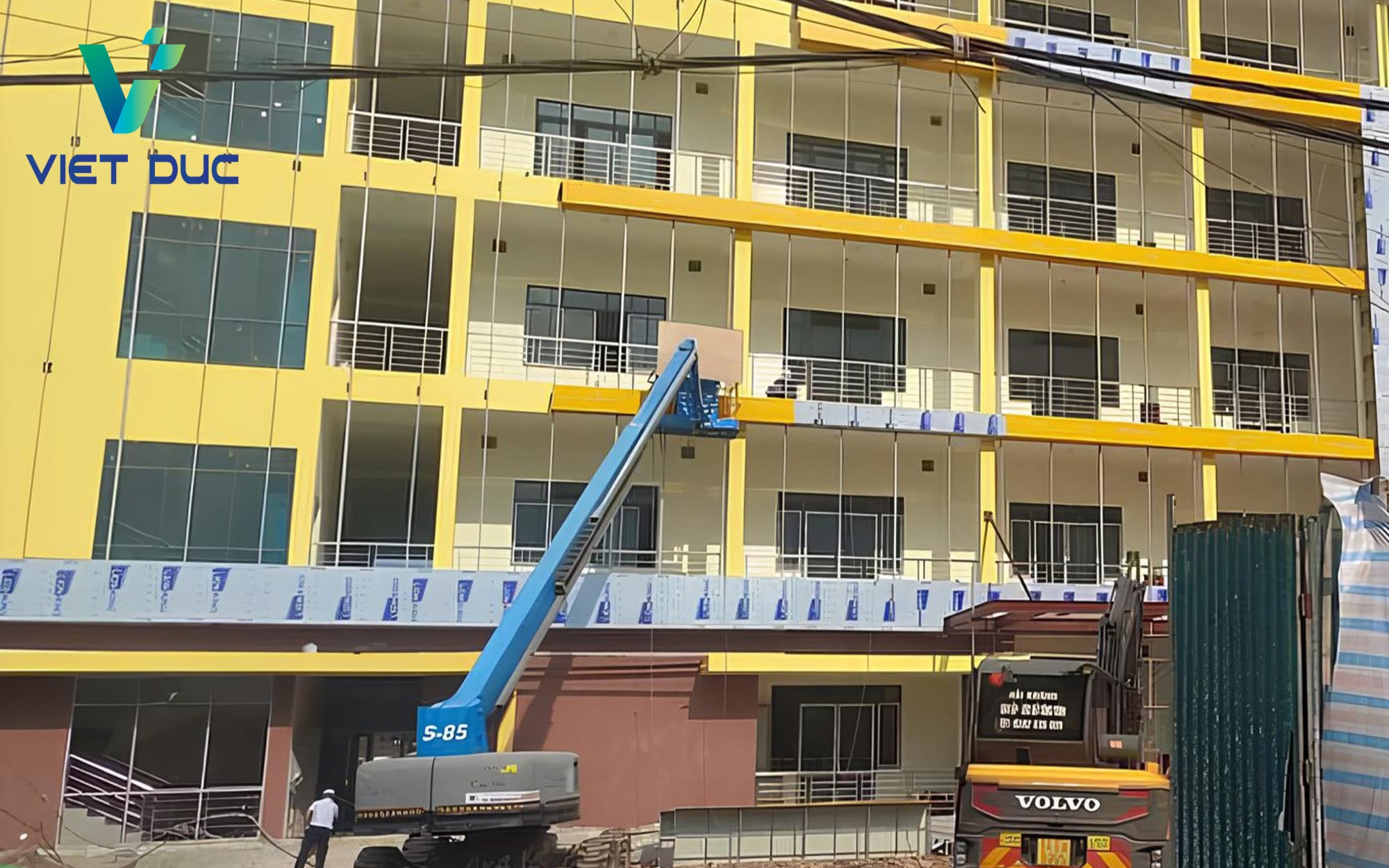 Công trình nhựa Alu vàng cho mặt tiền